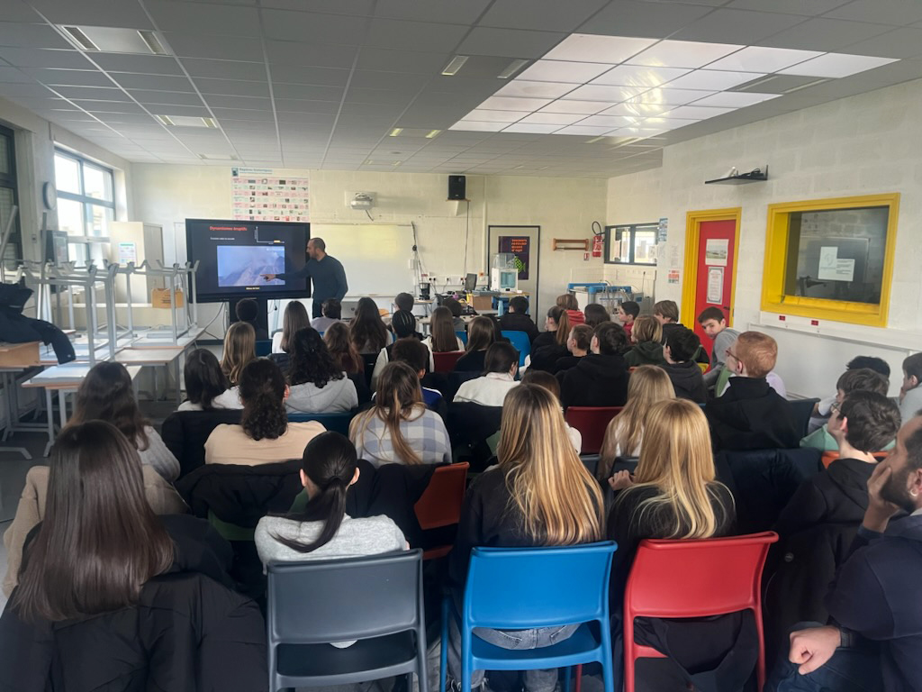 CONFÉRENCE POUR LES SCOLAIRES « Volcans : dynamismes, risques et surveillance »,  par Ludovic LEDUC