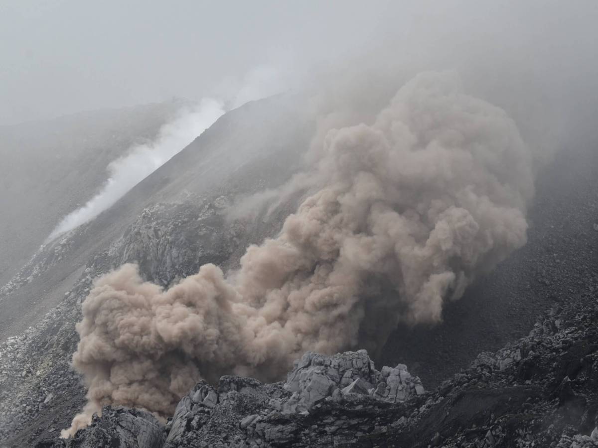 INDONÉSIE : volcans actifs des Moluques avec S.&nbsp;CHERMETTE
